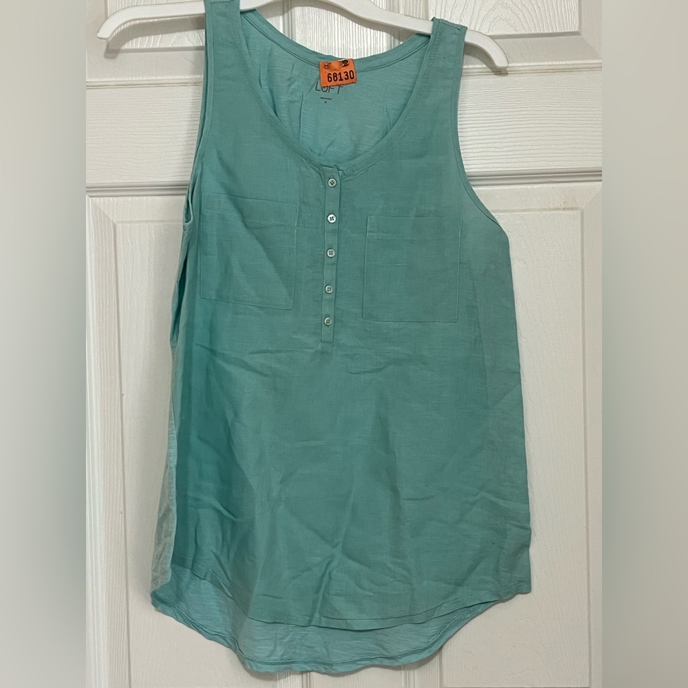 ANN TAYLOR LOFT linen/cotton blend top. Size M